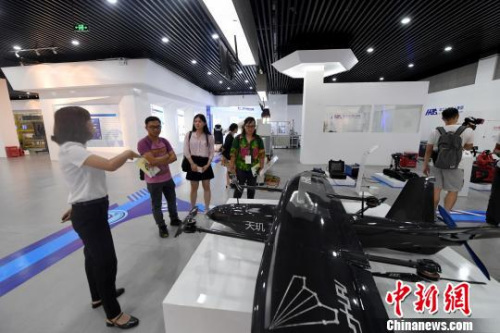 图为海外媒体记者参访南宁·中关村创新示范基地。 俞靖 摄 图为海外媒体记者参访南宁·中关村创新示范基地。 俞靖 摄
