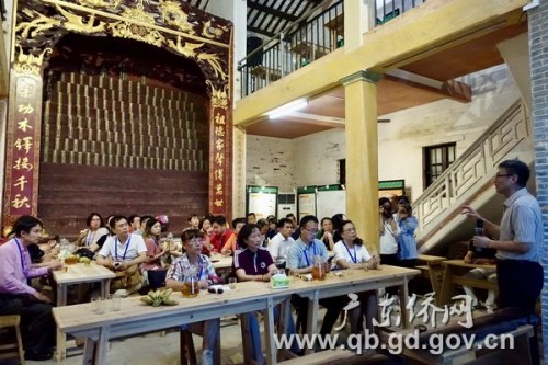 华媒代表在江门仓东文化遗产体验教育基地聆听五邑大学广东侨乡文化研究中心主任张国雄教授讲述五邑侨乡历史文化和遗产保护故事