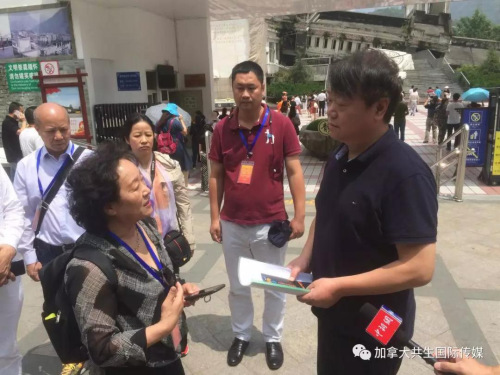 美国纽约中国广播网节目总监崔涛女士(左)向沈超主任赠送资料 美国纽约中国广播网节目总监崔涛女士(左)向沈超主任赠送资料