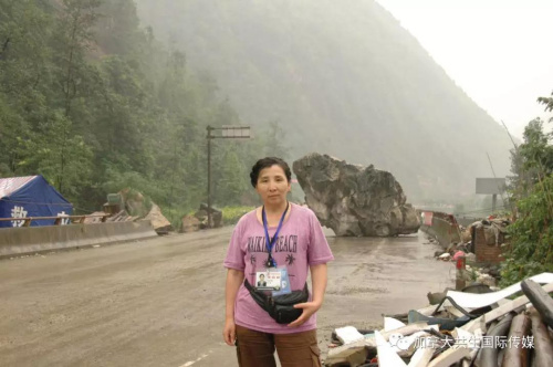 2008年，加拿大共生国际传媒记者胡宪在灾区。