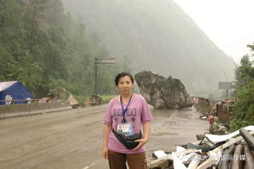 2008年,加拿大共生国际传媒记者胡宪在灾区。 2008年,加拿大共生国际传媒记者胡宪在灾区。