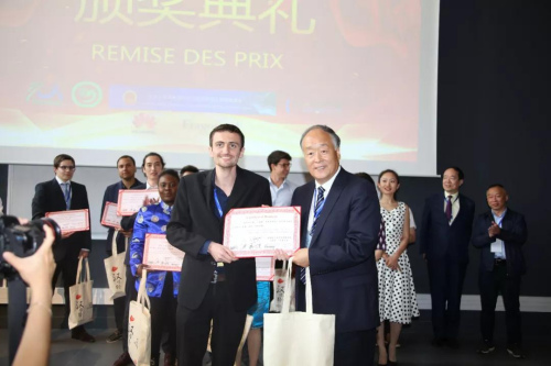 杨进公参为获得一等奖的罗高霆颁奖(图片来源：欧洲时报记者黄冠杰拍摄)。