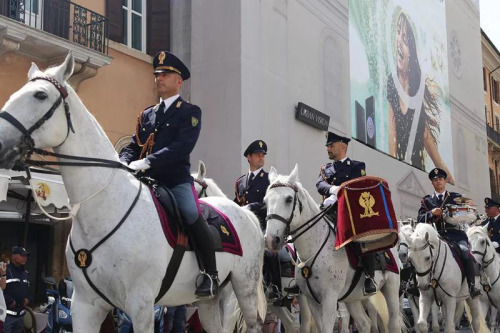 启动仪式上意大利警察骑在马上为公众演奏。(图片来源：欧洲时报记者莫舟、张锐摄)