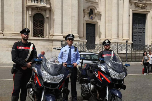 中国警察、意大利警察和意大利宪兵联合巡逻。(图片来源：欧洲时报记者莫舟、张锐摄)