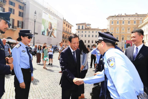 李瑞宇大使到达现场，与中方警员握手并交谈。(图片来源：欧洲时报记者莫舟、张锐摄)