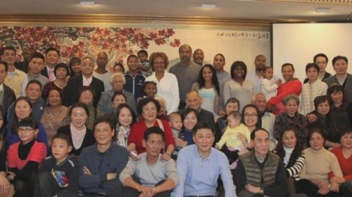2012年底，罗笑娜组织了20多位美国、牙买加亲友，回到中国参加阿姨罗碧玉的94岁寿宴。(美国《世界日报》/罗笑娜提供)