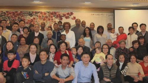 2012年底,罗笑娜组织了20多位美国、牙买加亲友,回到中国参加阿姨罗碧玉的94岁寿宴。(美国《世界日报》/罗笑娜提供) 2012年底,罗笑娜组织了20多位美国、牙买加亲友,回到中国参加阿姨罗碧玉的94岁寿宴。(美国《世界日报》/罗笑娜提供)