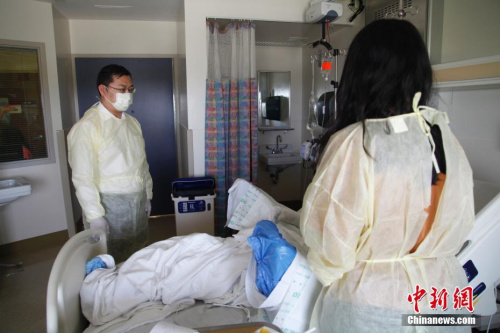 当地时间5月30日凌晨,加拿大多伦多一民宅发生火灾,造成在此租住的多伦多大学士嘉堡校区中国留学生1人死亡、3人受伤。中国驻多伦多代总领事庄耀东(左)等当天赶往医院看望受伤学生,表达慰问。他表示,总领馆将继续同有关方面保持密切沟通,提供一切必要协助,妥善处理后续事宜。<a target='_blank' href='http://www.chinanews.com/'>中新社</a>记者 余瑞冬 摄 当地时间5月30日凌晨,加拿大多伦多一民宅发生火灾,造成在此租住的多伦多大学士嘉堡校区中国留学生1人死亡、3人受伤。中国驻多伦多代总领事庄耀东(左)等当天赶往医院看望受伤学生,表达慰问。他表示,总领馆将继续同有关方面保持密切沟通,提供一切必要协助,妥善处理后续事宜。<a target='_blank' href='http://www.chinanews.com/'>中新社</a>记者 余瑞冬 摄