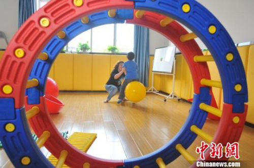 资料图:自闭症儿童。(<a target='_blank' href='http://www.chinanews.com/' >中新网</a> 李传平 摄) 资料图:自闭症儿童。(<a target='_blank' href='http://www.chinanews.com/' >中新网</a> 李传平 摄)
