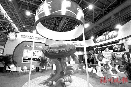 巨大的鲍鱼雕塑很抢眼。(图片来源:福州晚报) 巨大的鲍鱼雕塑很抢眼。(图片来源:福州晚报)