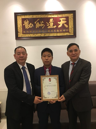 匈牙利福建商会会长刘文建、执行会长吴六金向新增副会长林衍(中)颁发任命书。(图片来源:匈牙利《欧洲论坛》) 匈牙利福建商会会长刘文建、执行会长吴六金向新增副会长林衍(中)颁发任命书。(图片来源:匈牙利《欧洲论坛》)