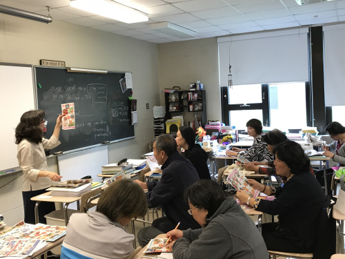 学员们在课堂上认真学习英文 学员们在课堂上认真学习英文