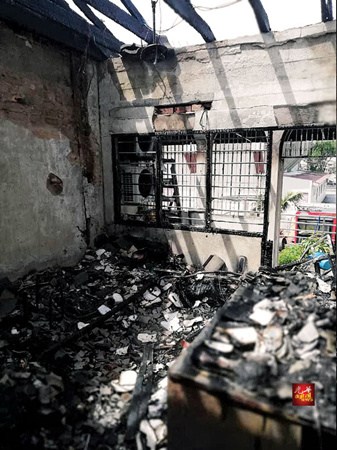 经过火灾，华裔夫妇的住家二楼变得一片狼藉。（马来西亚《光华日报》）