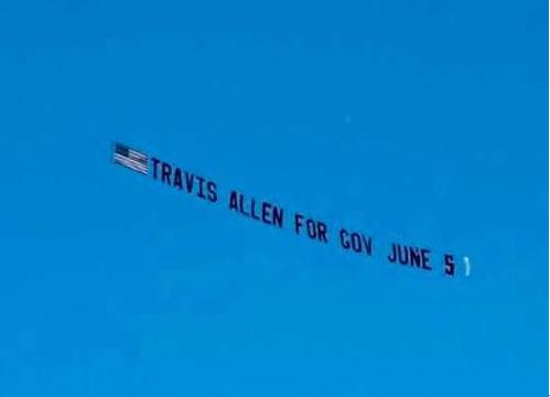 南加部分华裔发起航飞横幅广告，支持州长候选人Trevis Allen初选出线。(美国《侨报》/受访者提供)