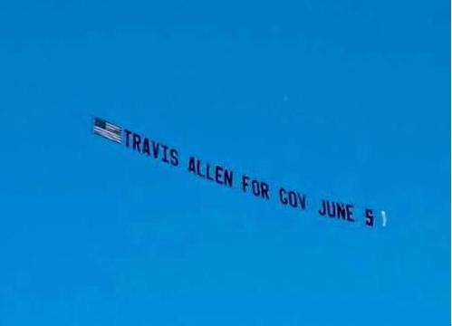南加部分华裔发起航飞横幅广告,支持州长候选人Trevis Allen初选出线。(美国《侨报》/受访者提供) 南加部分华裔发起航飞横幅广告,支持州长候选人Trevis Allen初选出线。(美国《侨报》/受访者提供)