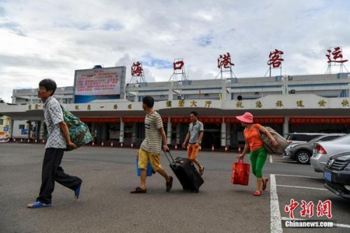 琼州海峡航线已于4日15时全线停航防台避风。(图片来源:中国新闻网) 琼州海峡航线已于4日15时全线停航防台避风。(图片来源:中国新闻网)