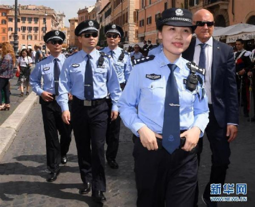 2018年5月28日,在意大利罗马,中国警员出席中意警方第三次在意联合巡逻启动仪式。新华社发(阿尔贝托·林格里亚摄) 2018年5月28日,在意大利罗马,中国警员出席中意警方第三次在意联合巡逻启动仪式。新华社发(阿尔贝托·林格里亚摄)