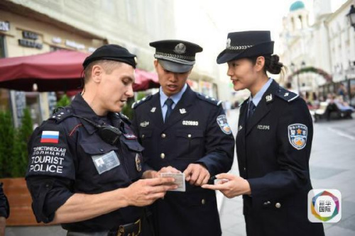 当地时间2016年8月11日,在莫斯科的尼科利斯基街,三亚旅游警察和执勤的莫斯科旅游警察交流学习。新华社记者戴天放摄 当地时间2016年8月11日,在莫斯科的尼科利斯基街,三亚旅游警察和执勤的莫斯科旅游警察交流学习。新华社记者戴天放摄