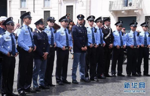 2018年5月28日,在意大利罗马,中国和意大利警员出席中意警方第三次在意联合巡逻启动仪式。新华社发(阿尔贝托·林格里亚摄) 2018年5月28日,在意大利罗马,中国和意大利警员出席中意警方第三次在意联合巡逻启动仪式。新华社发(阿尔贝托·林格里亚摄)
