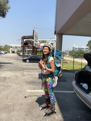 23岁的华裔女孩何易恩(Yanise Ho)正以直排轮滑横穿全美国,挑战最长轮滑旅程的金氏世界纪录。(来源:美国《世界日报》 何易恩提供) 23岁的华裔女孩何易恩(Yanise Ho)正以直排轮滑横穿全美国,挑战最长轮滑旅程的金氏世界纪录。(来源:美国《世界日报》 何易恩提供)