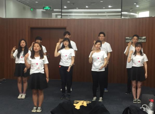  5月19日，中日学生手语交流会的10名日本留学生在南京市聋人学校举行交流活动。图为他们临行前排练手语节目。　