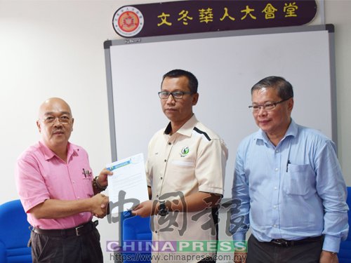 沙希(右2)移交文化街批淮信给叶玉钦,右为罗龙年。(马来西亚《中国报》) 沙希(右2)移交文化街批淮信给叶玉钦,右为罗龙年。(马来西亚《中国报》)