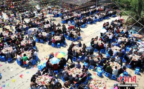 3月23日,千名廖氏宗亲回乡祭祖,百桌坝坝筵款宾朋。当日,来自广东、四川等地的千余廖氏家族后代回到家乡成都石板滩解放村举行祭祖活动,并摆上坝坝筵款待四海宾朋。廖氏家族后代分布在中国、泰国、马来西亚、台湾、澳门等国家和地区,廖氏家族已分别在台湾和澳门分别成立了宗亲会。<a target='_blank' href='http://www.chinanews.com/'>中新社</a>发 刘忠俊 摄 3月23日,千名廖氏宗亲回乡祭祖,百桌坝坝筵款宾朋。当日,来自广东、四川等地的千余廖氏家族后代回到家乡成都石板滩解放村举行祭祖活动,并摆上坝坝筵款待四海宾朋。廖氏家族后代分布在中国、泰国、马来西亚、台湾、澳门等国家和地区,廖氏家族已分别在台湾和澳门分别成立了宗亲会。<a target='_blank' href='http://www.chinanews.com/'>中新社</a>发 刘忠俊 摄