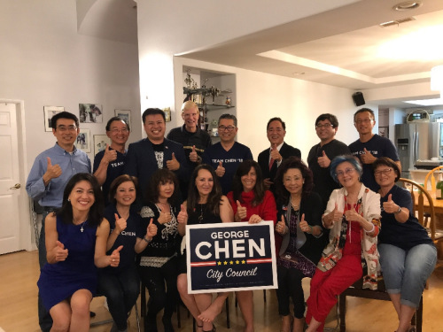 美国华裔陈光豪(二排右一)与支持者5日晚等候选举结果，并迎来获胜的消息。(美国《世界日报》/陈光豪供图)