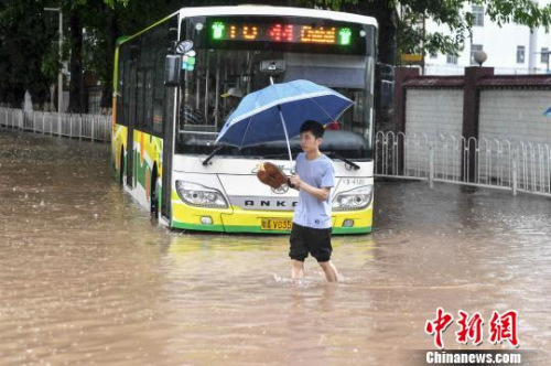 8日，台风“艾云尼”(热带风暴级)两次登陆广东，带来持续性强降水，致广东多地挂起暴雨红色预警。图为广州一处水浸街。　陈骥旻 摄