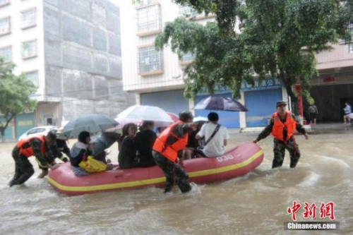 资料图：台风“艾云尼”6月7日晚登陆广东阳江海陵岛，造成持续大暴雨到特大暴雨，8日武警用冲锋舟将考生安全送至考场。 <a target='_blank' href='http://www.chinanews.com/'>中新社</a>发 杨璐 摄