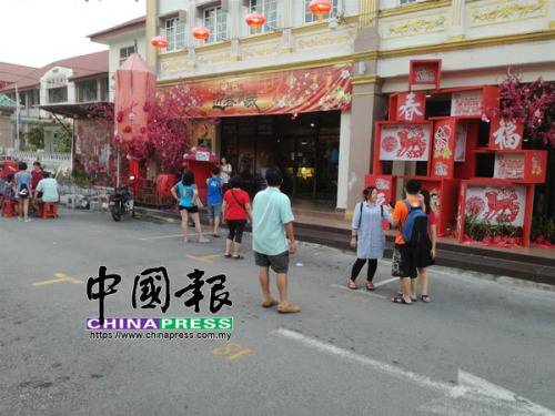大会堂前空荡荡,不见昔日人民聚集的热闹人潮。(马来西亚《中国报》) 大会堂前空荡荡,不见昔日人民聚集的热闹人潮。(马来西亚《中国报》)