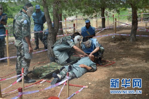 中国扫雷官兵雷场救援考核。新华网 杨双权摄 中国扫雷官兵雷场救援考核。新华网 杨双权摄