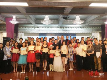 2018年“文化中国·水立方杯”歌唱、摄影、书画大赛颁奖典礼。 (张晶摄)