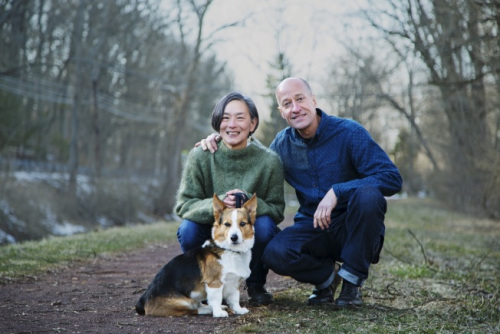  戴怡平与丈夫John McDevitt、爱犬Cosmo。(美国《世界日报》 戴怡平提供)