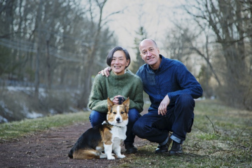 戴怡平与丈夫John McDevitt、爱犬Cosmo。(美国《世界日报》 戴怡平提供) 戴怡平与丈夫John McDevitt、爱犬Cosmo。(美国《世界日报》 戴怡平提供)