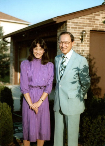 1982年高中毕业时，戴怡平与父亲合影。(美国《世界日报》 戴鸿超提供)