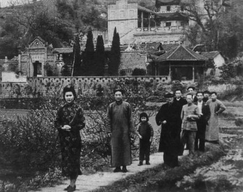 资料图：1945年，与徐悲鸿等人在重庆中国美术学院(重庆磐溪石家花园)。左起为廖静文、徐悲鸿。中央美院供图