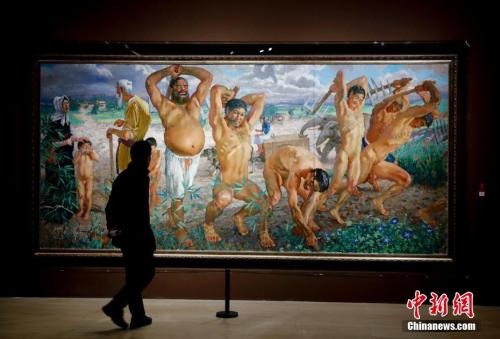 1月25日,中国美术馆展出徐悲鸿所作巨幅油画《愚公移山》。本次展览是国内外第一次围绕徐悲鸿大型美术主题创作进行的全方位策展,也是徐悲鸿美术精品近十年来首次大规模地集中展示。<a target='_blank' href='http://www.chinanews.com/'>中新社</a>记者 杜洋 摄 1月25日,中国美术馆展出徐悲鸿所作巨幅油画《愚公移山》。本次展览是国内外第一次围绕徐悲鸿大型美术主题创作进行的全方位策展,也是徐悲鸿美术精品近十年来首次大规模地集中展示。<a target='_blank' href='http://www.chinanews.com/'>中新社</a>记者 杜洋 摄