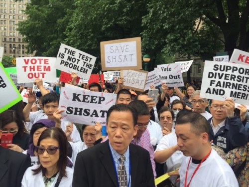 纽约市拟废特殊高中入学测验 各族裔家长千人聚市府前抗议。(美国《世界日报》记者 颜嘉莹 摄) 纽约市拟废特殊高中入学测验 各族裔家长千人聚市府前抗议。(美国《世界日报》记者 颜嘉莹 摄)