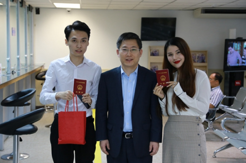 中国驻泰国大使吕健到证件大厅检查领事工作。中国驻泰国大使馆供图。 中国驻泰国大使吕健到证件大厅检查领事工作。中国驻泰国大使馆供图。