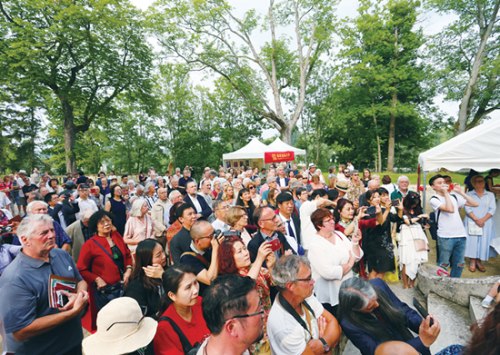 艺术家和当地民众踊跃参与艺术节。(法国《欧洲时报》/黄冠杰 摄) 艺术家和当地民众踊跃参与艺术节。(法国《欧洲时报》/黄冠杰 摄)