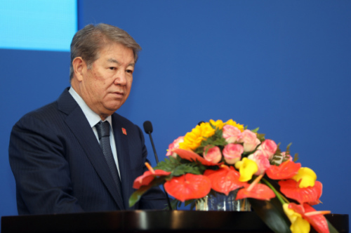 哈萨克斯坦萨姆鲁克-卡森纳国家主权基金董事会主席叶西莫夫在会议上致辞。