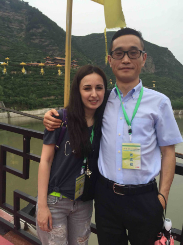 元朝辉与阿妮塔相互扶持,从了跨境电商起步创业。(图片来源:受访者供图) 元朝辉与阿妮塔相互扶持,从了跨境电商起步创业。(图片来源:受访者供图)