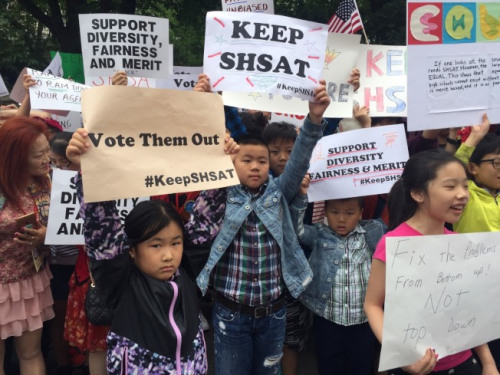 数千名家长、学生、孩童10日聚集在市政厅前抗议，反对市长白思豪废SHSAT。(美国《世界日报》/颜嘉莹摄)
