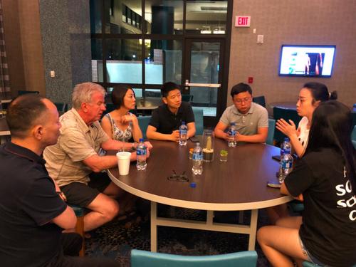 中国驻洛杉矶总领事馆汤长安领事(左四)、曹乾领事(左五)表达了对此案的大力支持与高度关注。(美国《侨报》/亚利桑那州华人华侨联合总会理事长杨文田供图) 中国驻洛杉矶总领事馆汤长安领事(左四)、曹乾领事(左五)表达了对此案的大力支持与高度关注。(美国《侨报》/亚利桑那州华人华侨联合总会理事长杨文田供图)