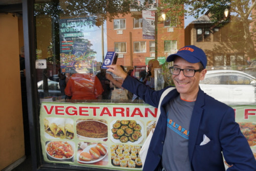 皇后区美食作家Joe DiStefano从曼哈顿中央车站实际体验如何抵达法拉盛，穿街走巷寻觅真正的法拉盛美食。(美国《世界日报》/林群摄)