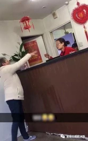 白人蛮妇用手指着中餐店雇员,大声辱骂:“你坐船来的!”(《星岛日报》欧洲版微信公众号) 白人蛮妇用手指着中餐店雇员,大声辱骂:“你坐船来的!”(《星岛日报》欧洲版微信公众号)