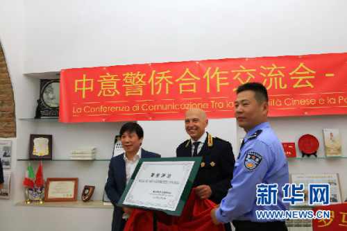 6月12日,中意警侨合作交流会在罗马华侨华人联合总会举行。新华网记者吉莉 摄 6月12日,中意警侨合作交流会在罗马华侨华人联合总会举行。新华网记者吉莉 摄