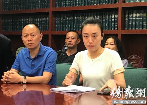 2018年6月8日上午,在柔似蜜邓洪律师事务所内召开江玥案新闻发布会,江玥的父亲江勇、表姐徐翔赶到现场,面对记者宣读家属陈述书,强烈要求严惩凶手。(美国《侨报》/章宁 摄) 2018年6月8日上午,在柔似蜜邓洪律师事务所内召开江玥案新闻发布会,江玥的父亲江勇、表姐徐翔赶到现场,面对记者宣读家属陈述书,强烈要求严惩凶手。(美国《侨报》/章宁 摄)