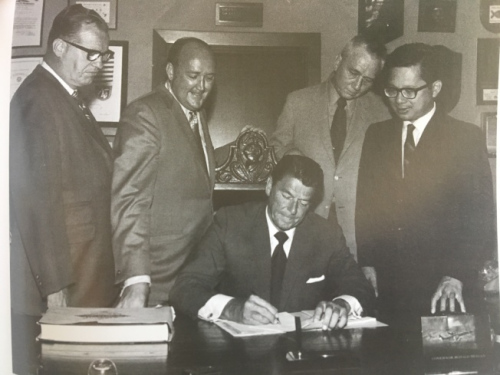 当时还是州长的里根(Ronald Reagan)签署谭卓仪(右一)的“教育补偿计划”提案。(图片来源:谭卓仪提供) 当时还是州长的里根(Ronald Reagan)签署谭卓仪(右一)的“教育补偿计划”提案。(图片来源:谭卓仪提供)